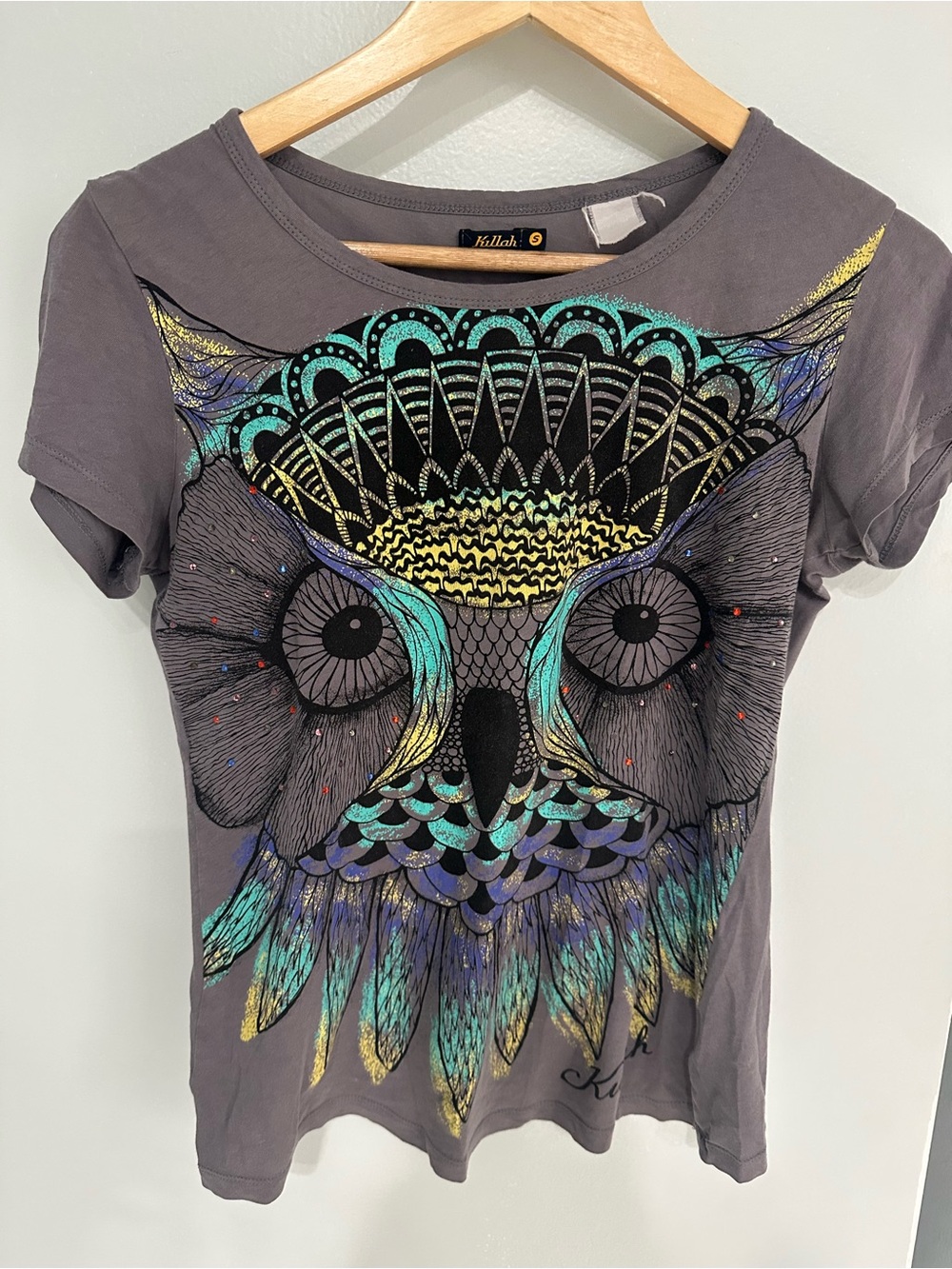 Gray Short-Sleeve Tee with Multicolor Owl Graphic